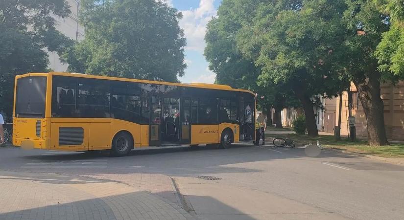Most jött: kerékpárost ütött el egy busz Magyarországon - Fotó
