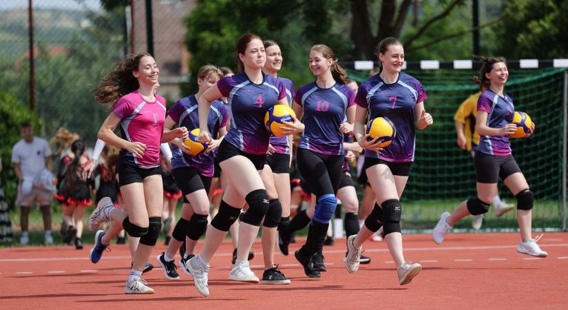 Korszerű, minden modern elvárásnak megfelelő sportpályát adtak át Egerben