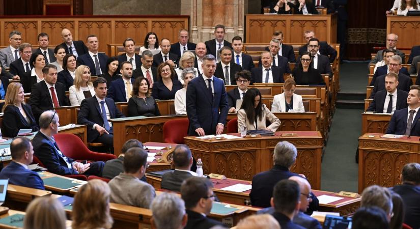 A házszabály módosításával pörgeti fel a parlamenti munkát a Tisza