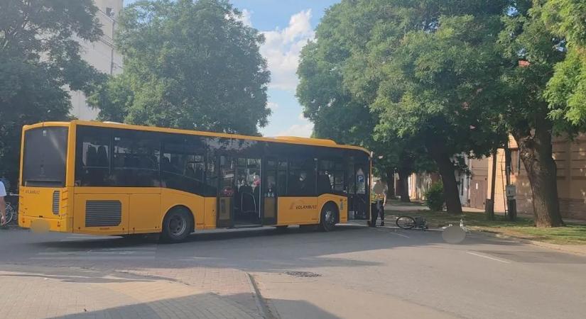 Busz elé került a biciklis, mentők érkeztek a helyszínre