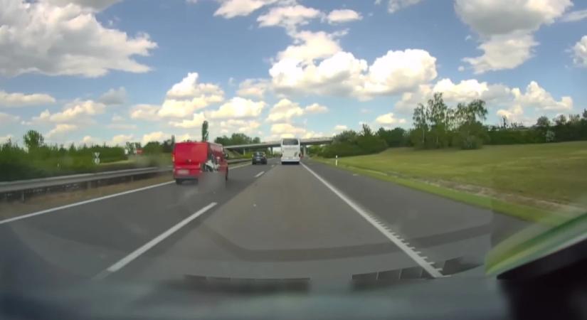 Videón a becsapódás pillanata - brutális motorosbaleset történt az M7-esen