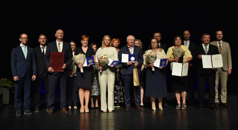 Munkájuk igazi hivatás: mutatjuk, kik kapták idén a miniszteri dicséretet és a tankerületi elismerést Zalaegerszegen (galéria)