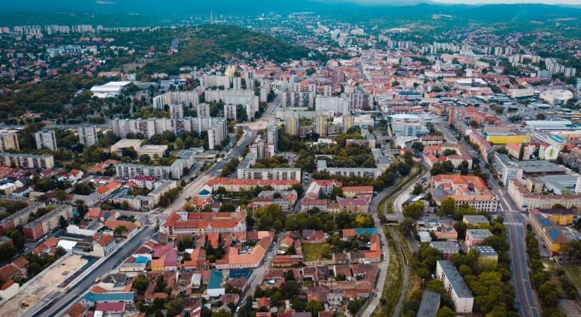 Vizsgálat indult egy falragaszokon "bűnös viszonnyal" vádolt pap ügyében