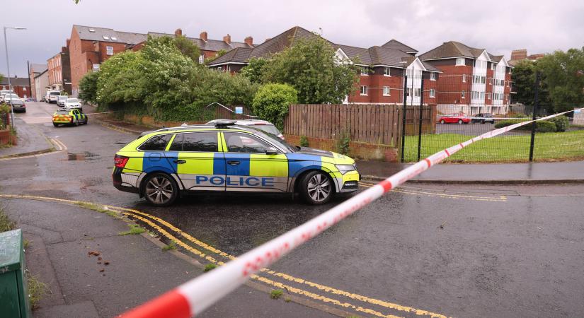 Videón a felfoghatatlan belfasti támadás: le akarta fejezni áldozatát a szudáni férfi a nyílt utcán - életveszélyben a sérült, a rendőrség zavargásoktól tart - (18)