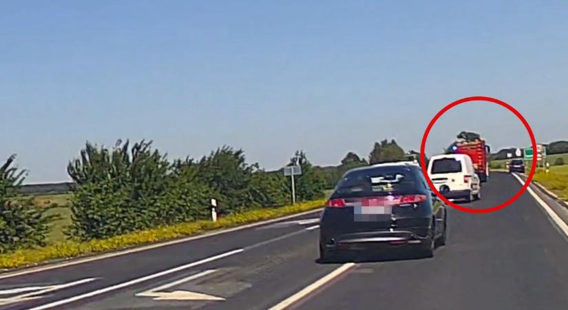 Felháborító, amit ezek a vasi sofőrök csináltak, mikor érkezett a tűzoltóautó - videó