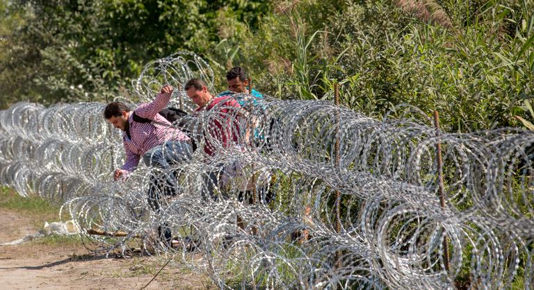 Megnéztük, tényleg a hátizsákjában hozza-e Magyarországra a migránsokat Magyar Péter, mint ahogy a Fidesz állítja