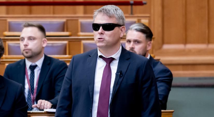 Rendőrségi feljelentés lett abból, hogy az Orbán-kormány háromszoros áron vásárolt bölcsődei kismotorokat