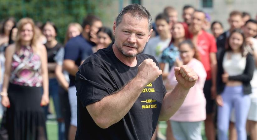 Elárulta Erdei Zsolt, miért jött kedden Borsodba – 20 éves szép emlék tört fel az iskolaudvaron – fotókkal, videóval