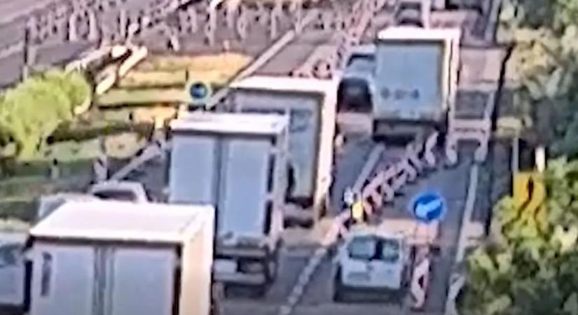 Hatalmas karambol az M7-es autópályán: videón, ahogy letarol mindent egy furgon