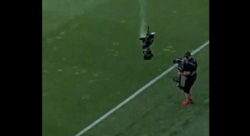 Meccs közben zuhant a debreceni stadion pályájára egy füstölgő kamera