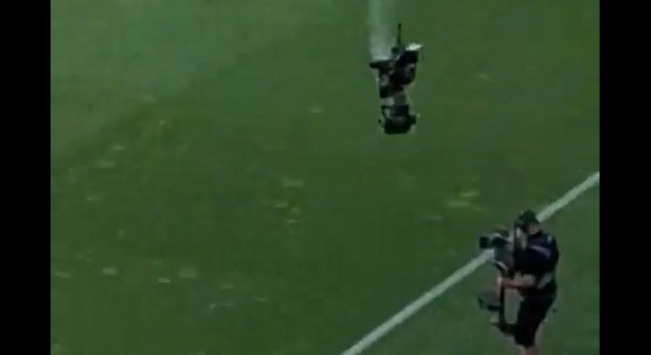 A pályára zuhant egy kamera a debreceni stadionban a magyar-kazah meccsen
