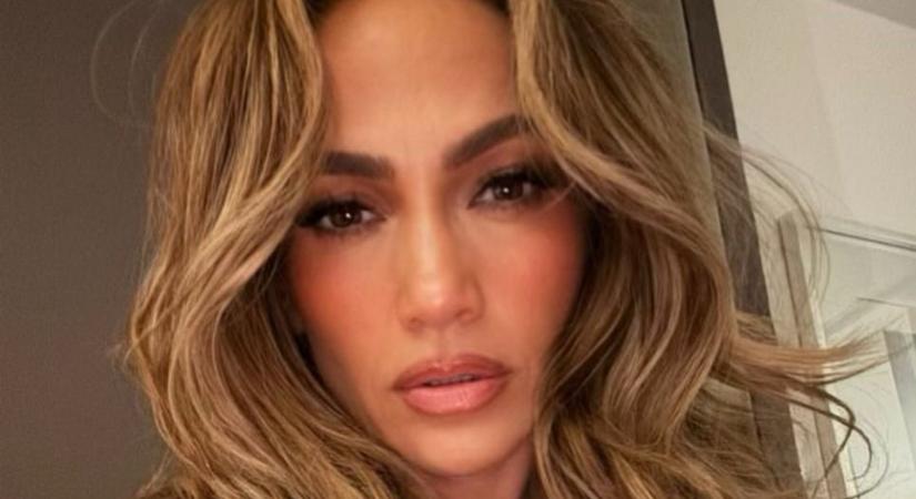 56 évesen is elképesztő formában van: Jennifer Lopez mindenkit lenyűgözött bikinis videójával