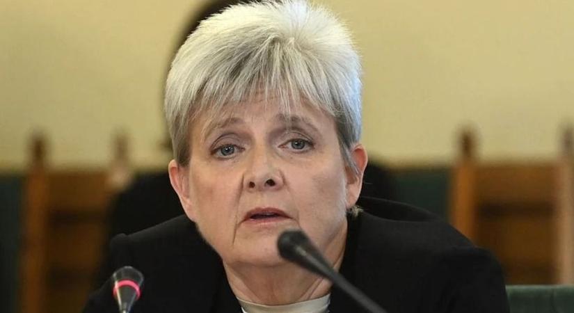Vajon miért érzi magát az oktatási miniszter asszony 1948-ban?