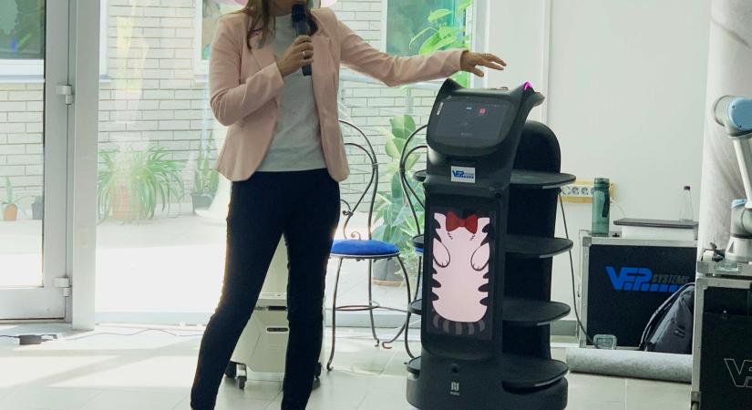 Nem dumálnak vissza és nem fáj a derekuk: Humanoid és ipari robotok „látogattak” Egerbe – VIDEÓ