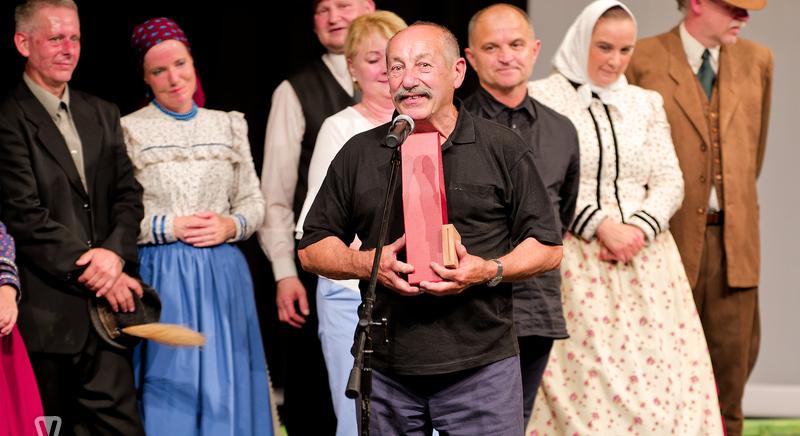 Több mint fél évszázad a néptánc szolgálatában – Soós Pál kapta az Antal László emlékplakettet