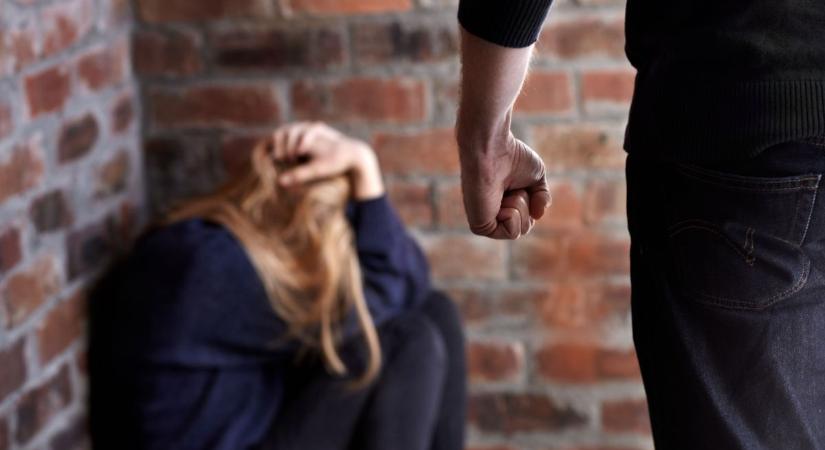 Rémálommá vált a kapcsolat: újra és újra összeverte élettársát a veszprémi férfi