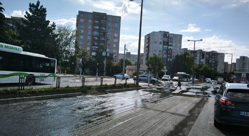 Akna sérült az Avason, torlódnak a kocsisorok - fotók, videó!