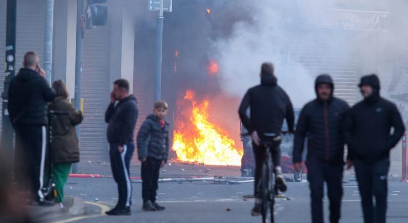 Bevándorlók házait próbálták felgyújtani Belfastban egy késes támadás után