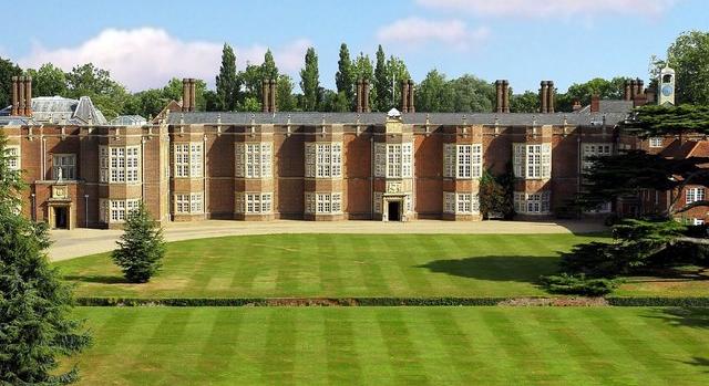 Tudor-kori alagutakra bukkantak egy essexi iskola területén