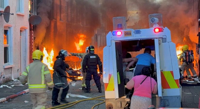 Lángba borult Belfast, elszabadult a pokol az utcákon: házakba törtek be, buszt és autókat gyújtottak fel - fotók, videók