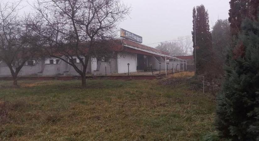 A Tisza-tó elfeledett óriása – így enyészik el a kiskörei Tisza-Park Hotel