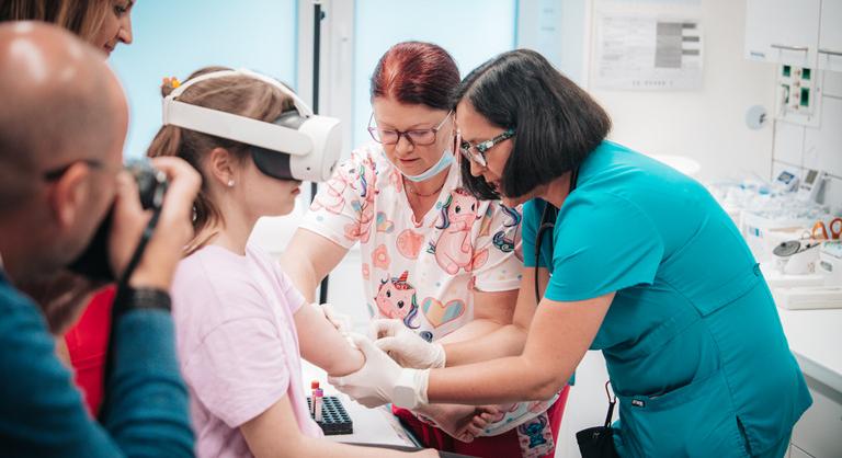 Virtuális valóság a gyermekorvoslásban: gyógyszermentes segítség a fájdalom ellen