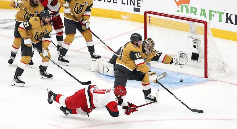 A Vegas visszajött kétgólos hátrányból, de idegenben nyert és egyenlített a Carolina az NHL-döntőben – videó