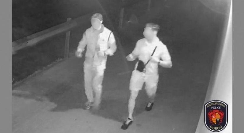 Két autó bánta az éjszakai tettüket, ezt a két férfit keresi most a rendőrség