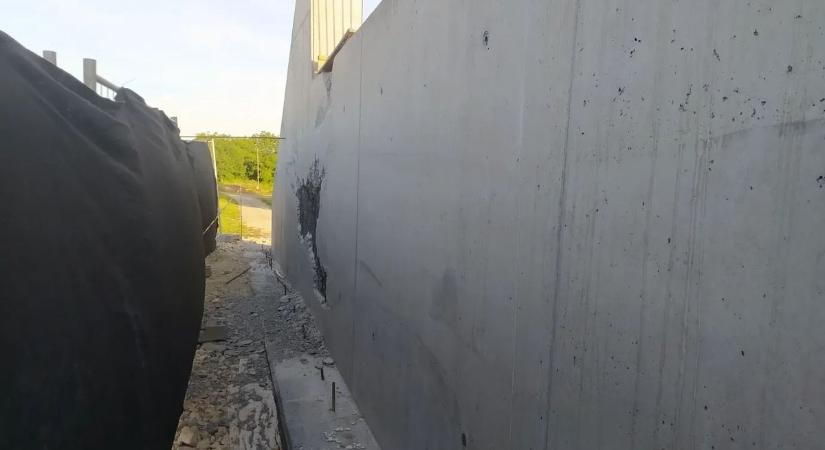 Hiba a mohácsi hídnál, visszabontják az egyik betonelemet