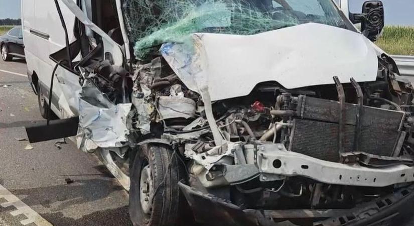Ezt meg hogy csinálta? Brutális baleset az M7-esen! (videó)