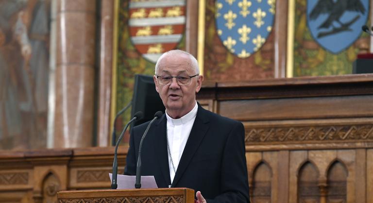 Plakátokon terjednek súlyos vádak egy volt katolikus pap ellen, megszólalt az érsekség