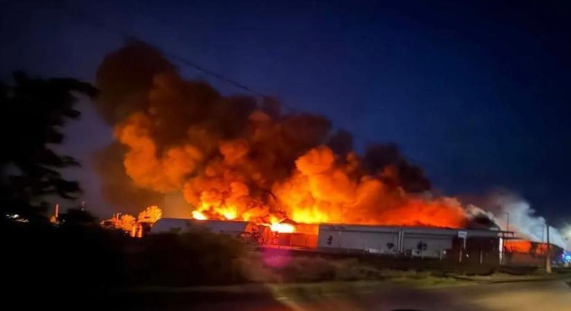 Hatalmas lángokkal égett egy csarnok a Nyírségben – ijesztő videón a tomboló tűz