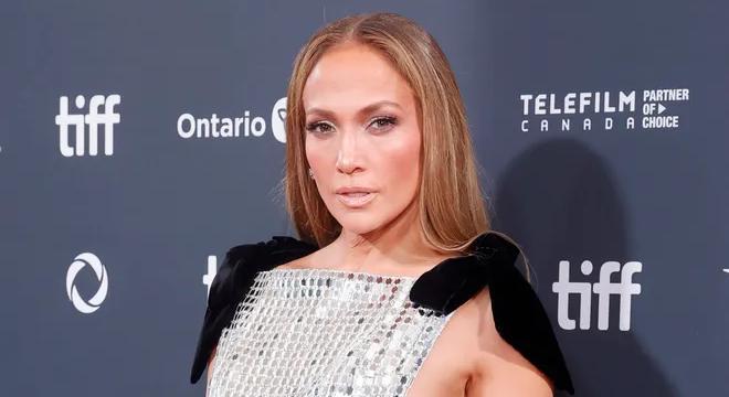 Le a kalappal! Jennifer Lopez 56 évesen is bomba formában van (Videó!)