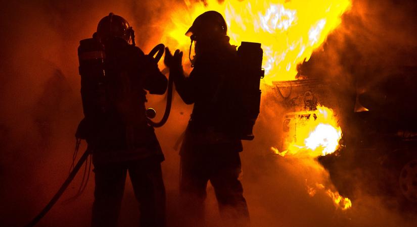 Óriási tűz a vidéki gyárban: egész éjjel harcoltak a lángokkal, 71 embernek kellett kimenekíteni  Videó