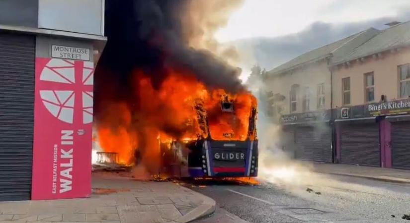 Lángba borult Belfast: zavargások törtek ki a brutális késelés után