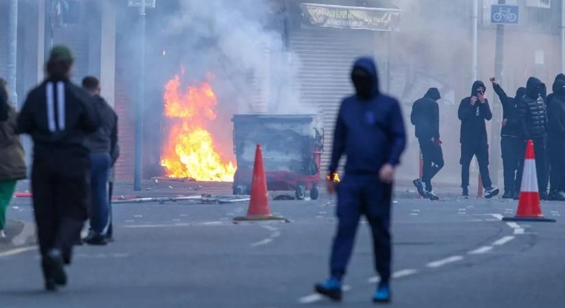 Lángba borult Belfast: elszabadultak az indulatok egy késes támadás után