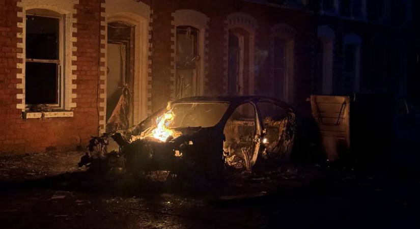 Felgyújtott autók és lakóházak – egész éjszaka folytatódtak a zavargások Belfastban