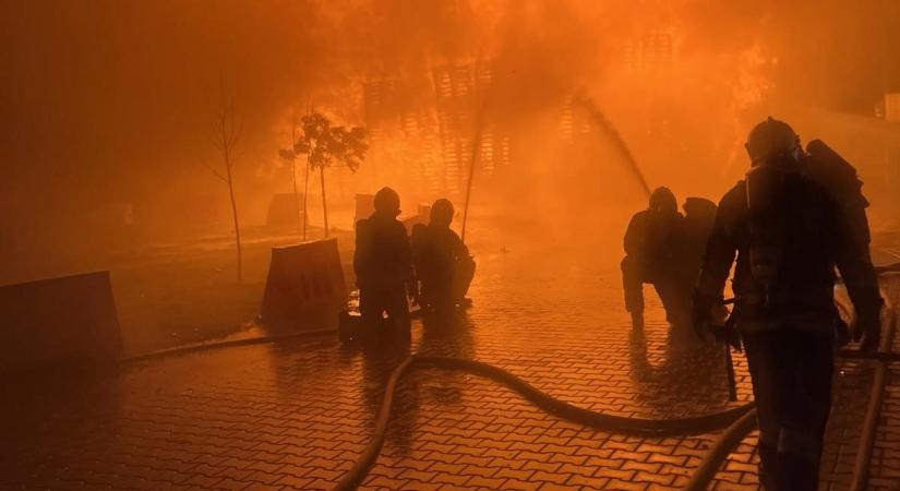 Hatalmas lánggal égett egy csarnok Nyírbátorban, a hajdú-bihari tűzoltókra is szükség volt