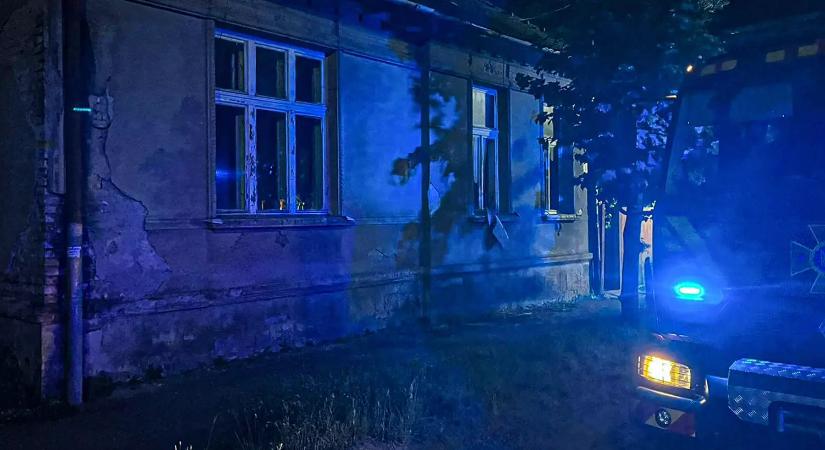 Titokzatos tűz egy lakatlan házban Munkácson – a szomszédok vették észre a füstöt