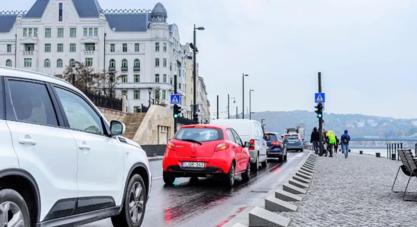 Hatalmas büntetés jöhet: 170 ezer magyar autóst fenyeget a forgalmi engedély elvesztése ma reggeltől