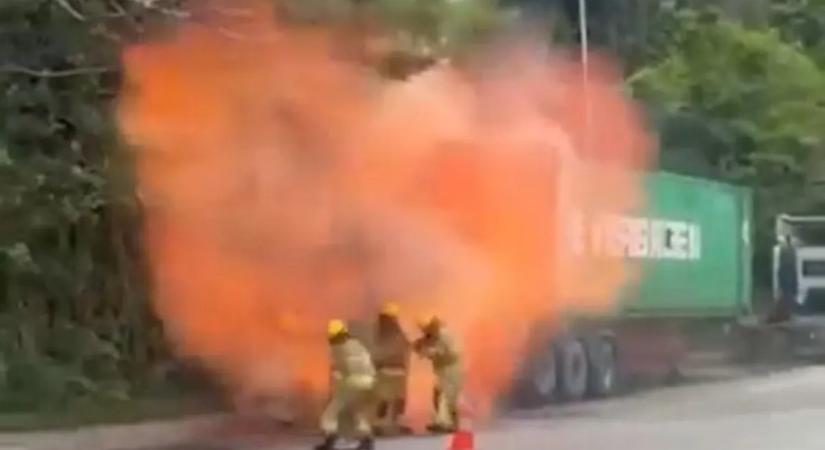 Videón a félelmetes pillanat: tűzgolyó tört elő a kamionból