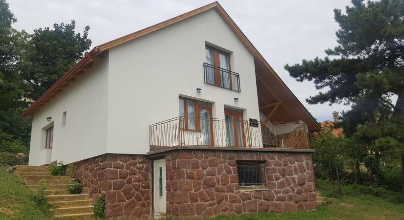 Elkészült a gyilkosság útján Súrhoz került balatoni nyaraló