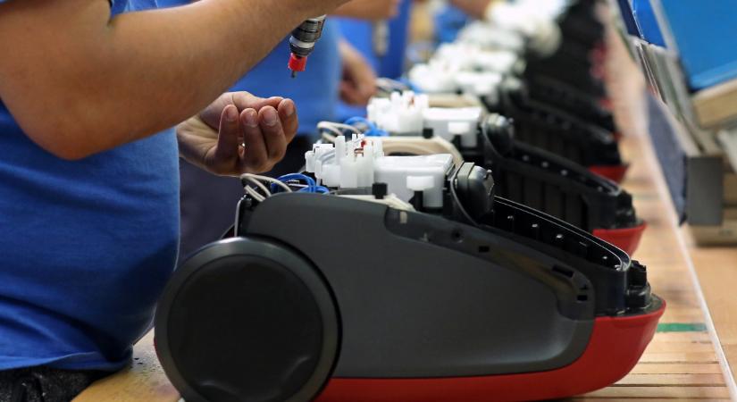 Támogatási programot indít a jászberényi munkavállalóknak az Electrolux, nem engedi el őket csak úgy