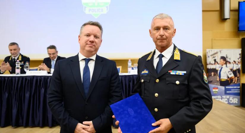 Az új rendőrfőkapitány nem akarja tizennégy emelet magasból nézni, mi történik a rendőrség mindennapjaiba