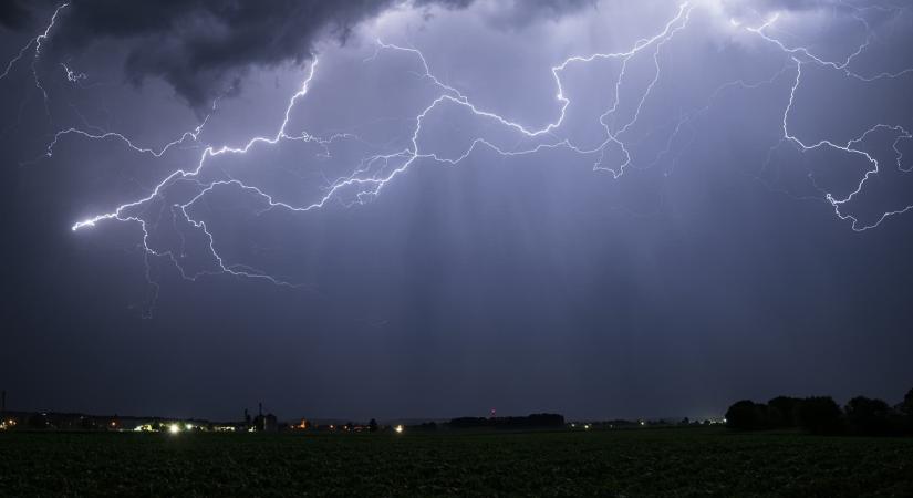 Két hullámban érkeznek zivatarok, este jön az igazi műsor
