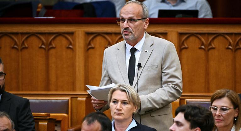 Takács Péter bekiabált, kemény választ kapott a tiszás traumatológus főorvostól a Parlamentben
