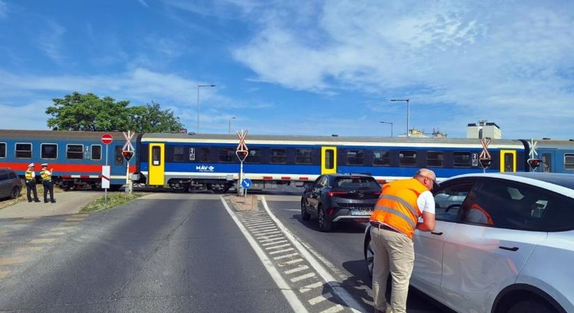 A vasúti átjárók veszélyeire hívták fel a figyelmet a győri rendőrök
