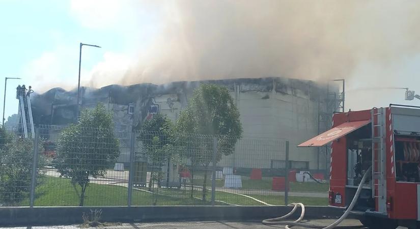 Megrázó fotók a helyszínről: pokoli lángokkal küzdenek Nyírbátorban