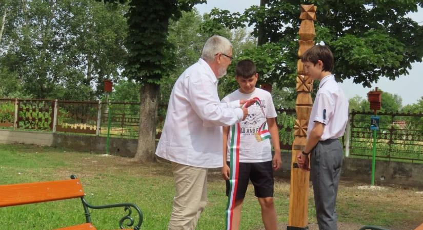 Dinnyés József öröksége Tiszajenőn is él: „Tanítók emlékfáját” avattak