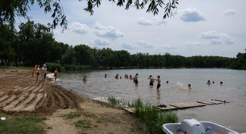 Ezerrel készülnek a mártélyi strandon a szezonra
